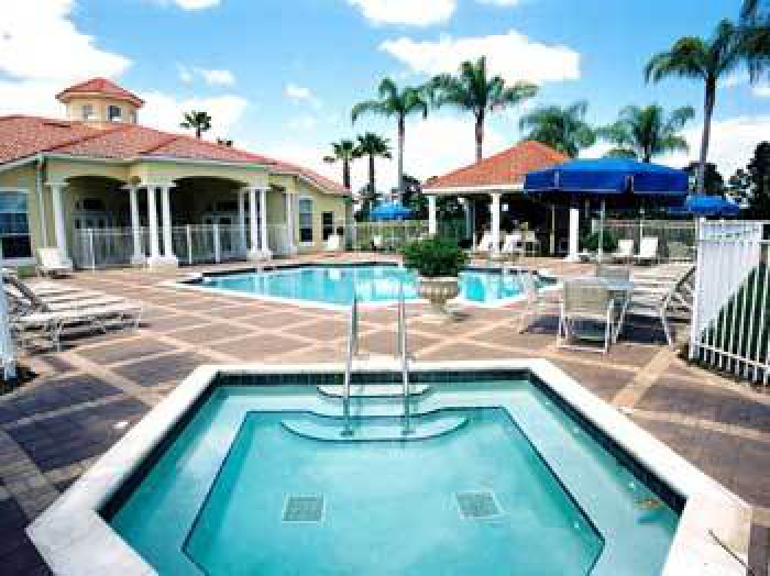 /hotelphotos/thumb-700x524-21174-emerald community pool.jpg